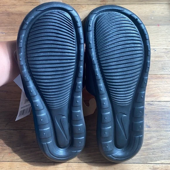 NIKE Victori One Women's Slide Slip On Sandal Black/Metallic Red Bronze - Picture 5 of 9